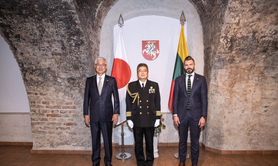 Japonijos amb. T.Okazaki, Japonijos gynybos atašė jūrų kpt. E.Nakaoka ir viceministras M.Abukevičius 