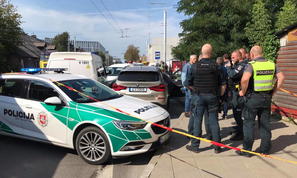 Automobilyje Švitrigailos gatvėje nušauta moteris