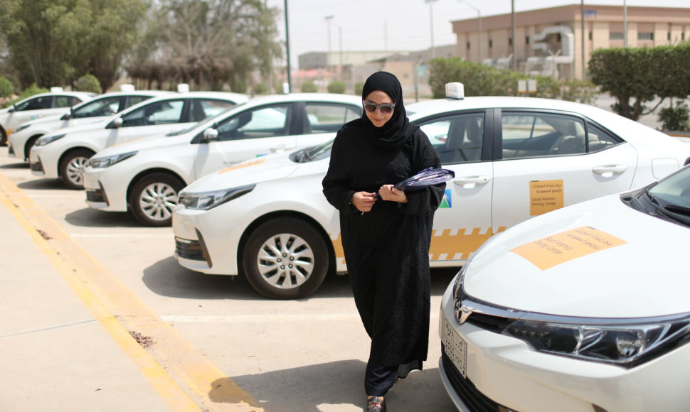 Saudo Arabijoje moterys gavusios teises vairuoti automobilį skuba to išmokti
