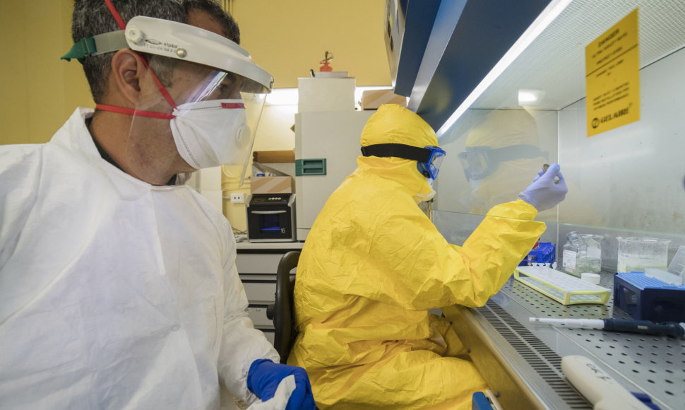 Italijos mokslininkai Celio karinės poliklinikos virusologijos laboratorijoje atlieka koronaviruso tyrimo darbus