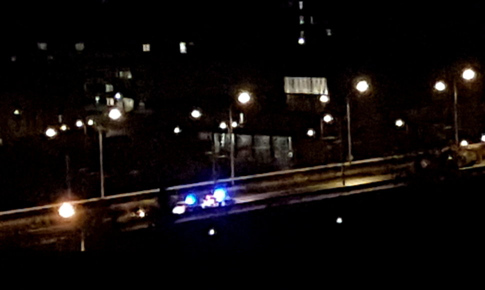 Neblaivaus vairuotojo sulaikymas ant sostinės Šilo tilto užsitęsė ilgiau nei pusvalandį, dirbo du ekipažai