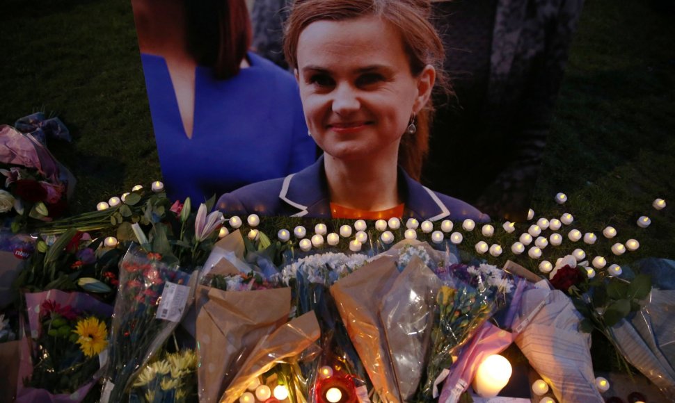 Britai gedi nužudytosios parlamentarės Jo Cox