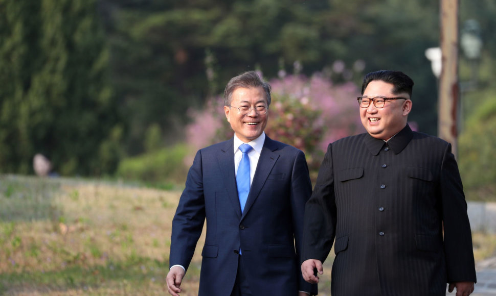 Kim Jong Unas ir Moon Jae-inas