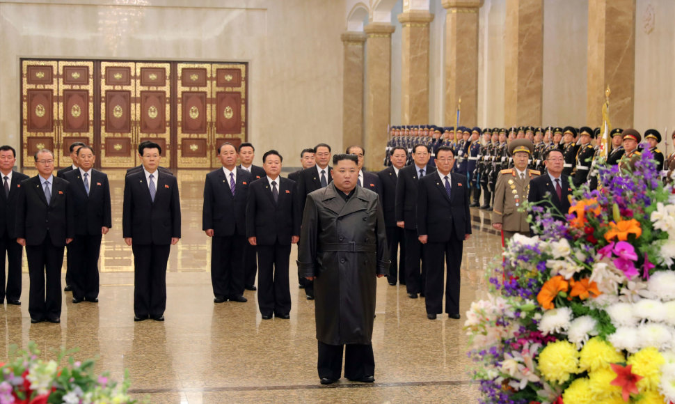 Po kelių savaičių pertraukos viešumoje vėl pasirodė Šiaurės Korėjos lyderis Kim Jong Unas