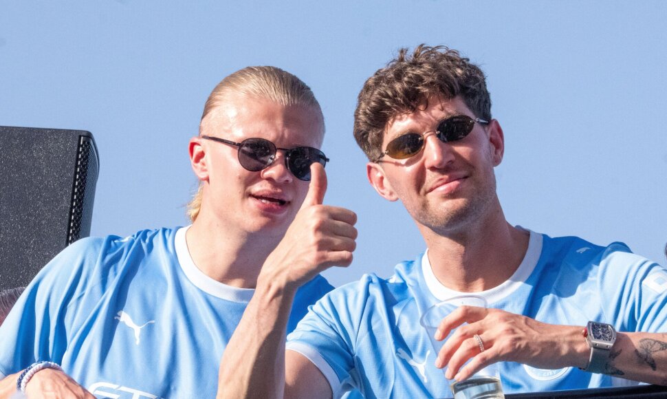 „Manchester City“ žaidėjai – norvegas Erlingas Haalandas ir anglas Johnas Stonesas