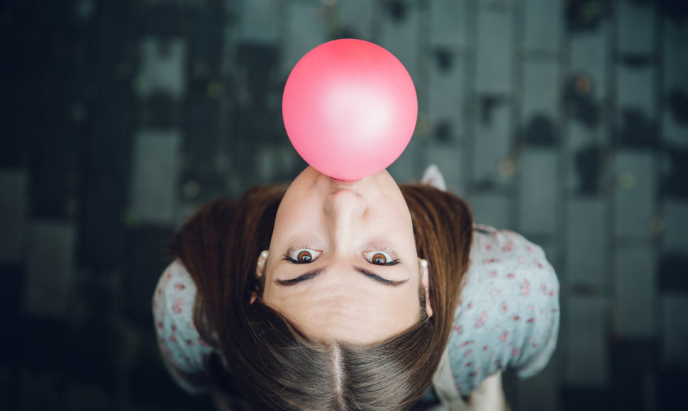 Mergina pučia kramtomosios gumos burbulą