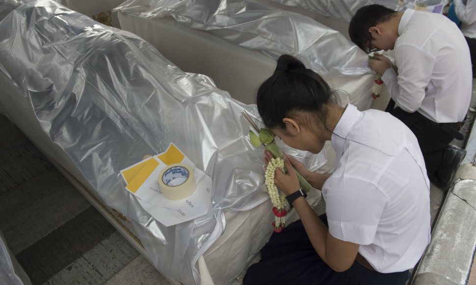 Tailande medicinos studentai atsisveikino su kūnais, padėjusiais gilinti jų žinias