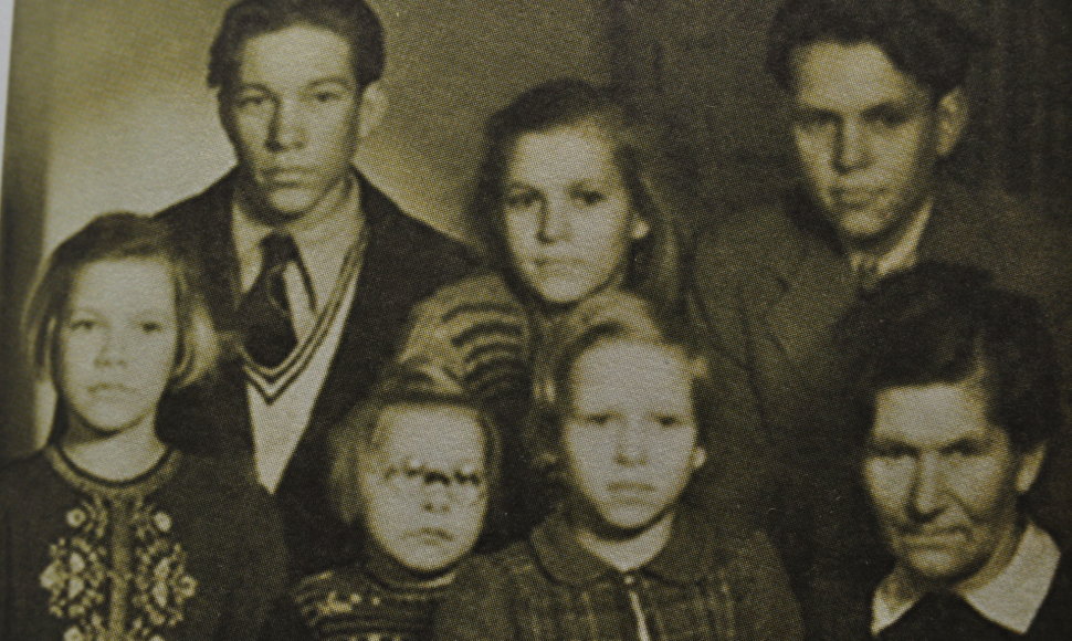 Lotharo Klapso šeima 1948 metai, Naumburgas prie Saal, Rytų Vokietija. Pirmoje eilėje iš kairės – Doris, Annelie, Helga ir mama, stovi iš kairės Horstas, Inge, Lotharas