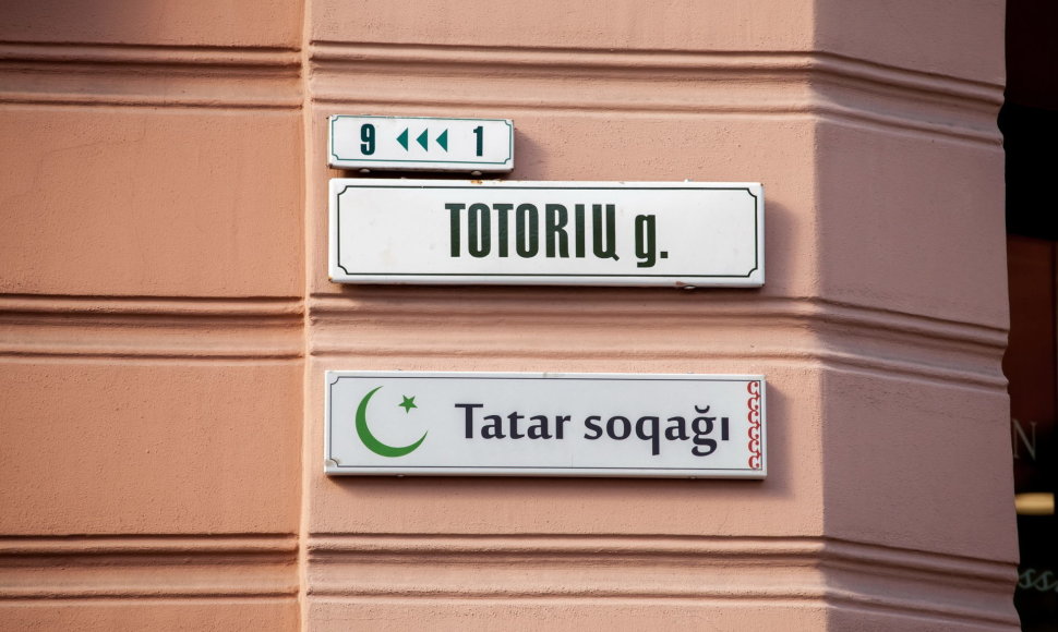 Sostinės Totorių gatvėje pakabinta lentelė totorių kalba