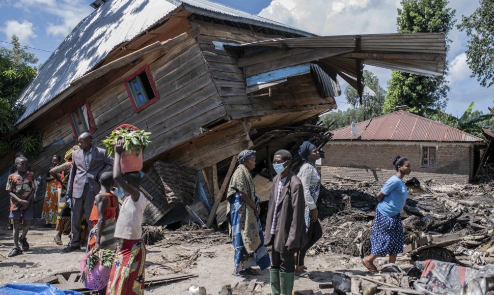 Potvynio suniokoti statiniai Kongo Demokratinėje Respublikoje