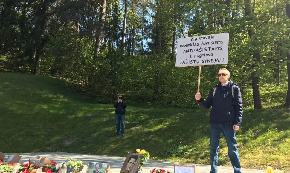 Protestuotojas Antakalnio kapinėse gegužės 9-ąją