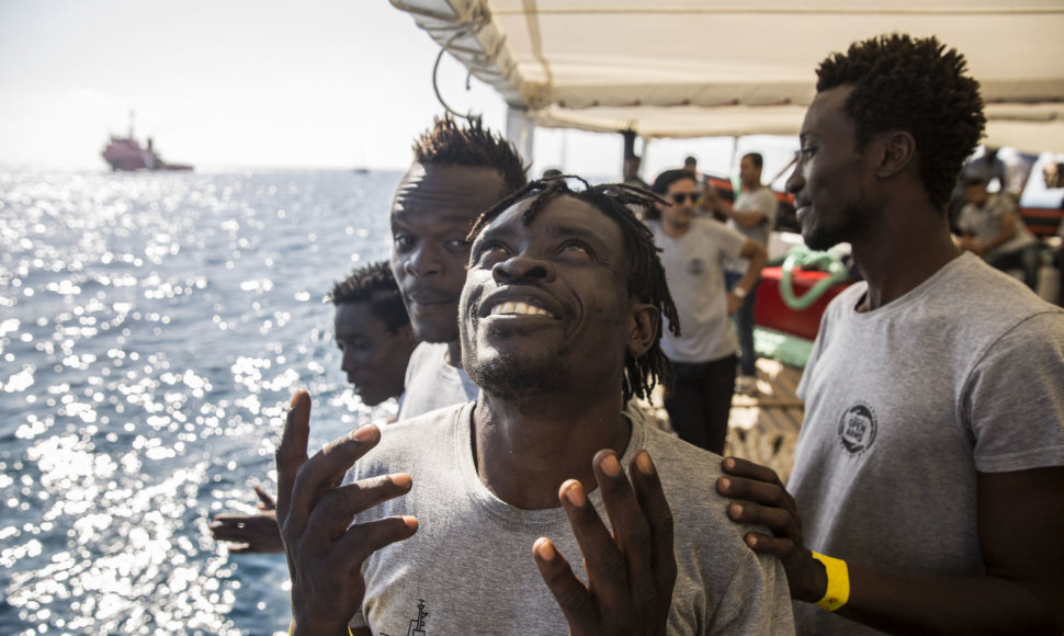 Migrantai Ispanijos nevyriausybinės organizacijos „Proactiva Open Arms“ laive