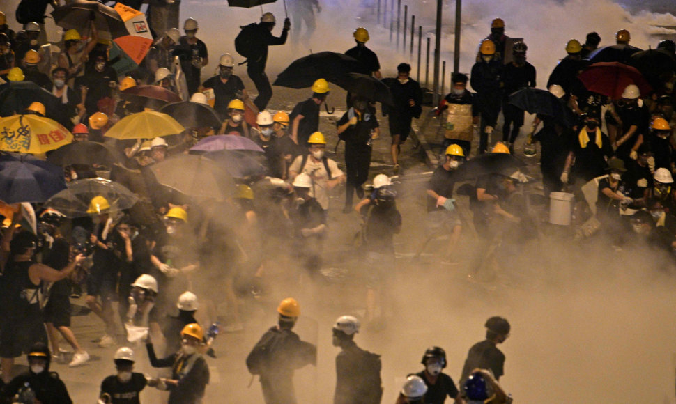 Honkongo policija vaiko protestuotojus ašarinėmis dujomis ir guminėmis lazdomis