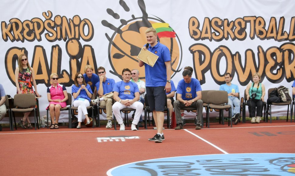 Vilniuje atidaryta NBA krepšinio aikštelė