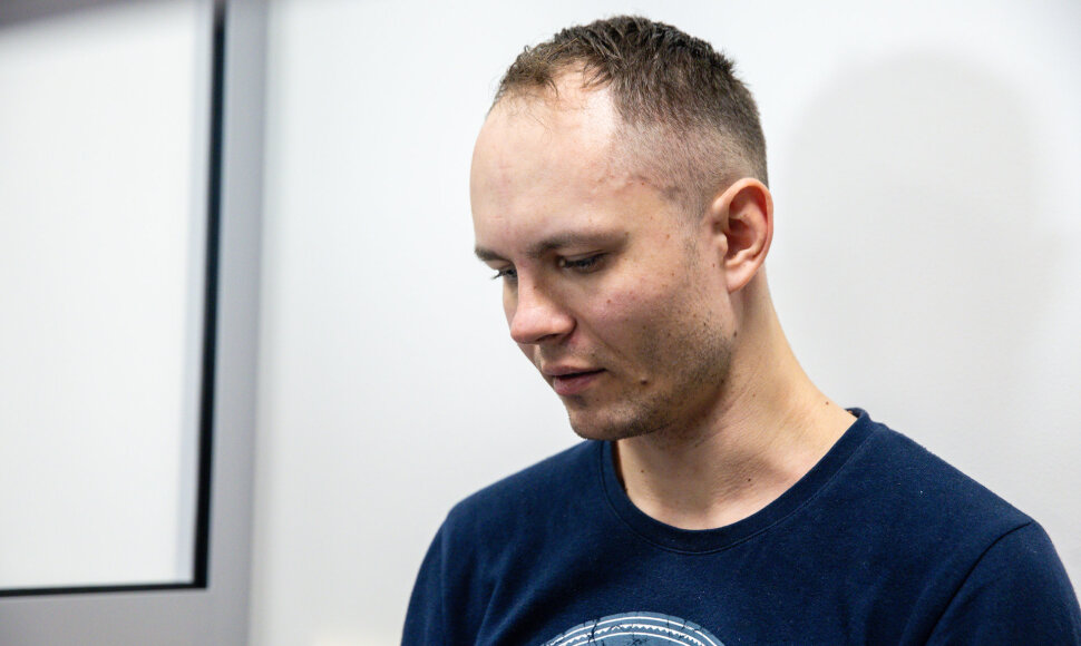 Benas Mikutavičius atvežtas į teismą