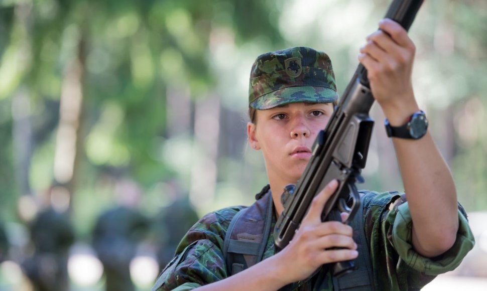 Bazinių kario savanorio įgūdžių kurse – neįprastai daug merginų