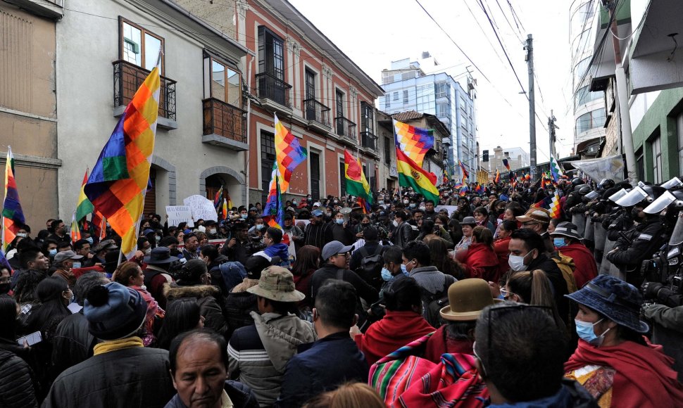 Paskelbus apie L.F.Camacho įkalinimą Bolivijos žmonės išėjo į gatves protestuoti