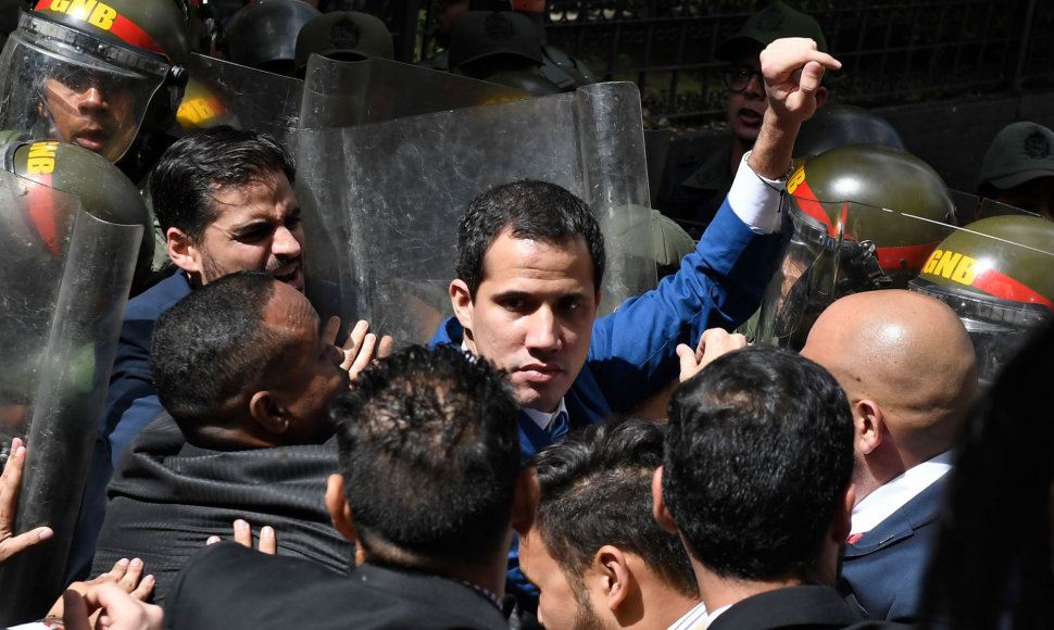 Juanas Guaido bando patekti į Nacionalinę Asamblėją