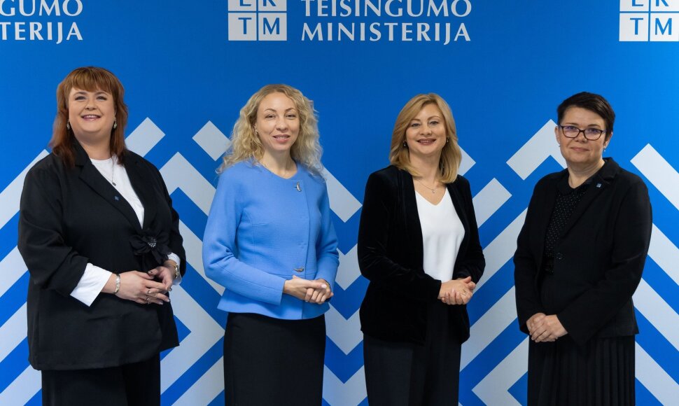 Teisingumo ministrės Ritos Tama&scaron;unienės politinio pasitikėjimo komandoje darbą pradeda viceministrės Barbara Alia&scaron;evičienė (pirma i&scaron; kairės), Kristina Zamarytė-Sakavičienė (antra i&scaron; kairės) ir kanclerė Liucina Kotlovska (de&scaron;inėje)