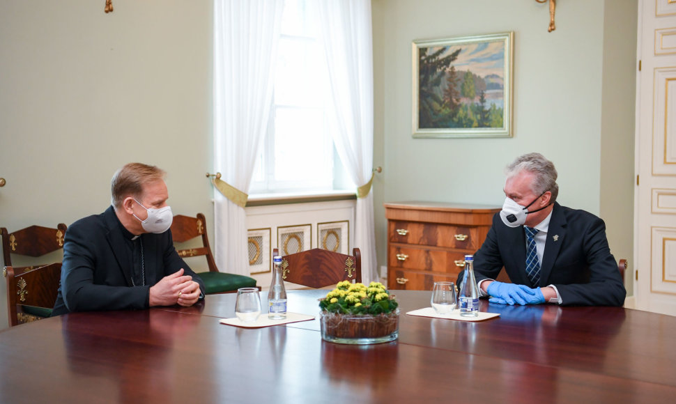Prezidentas su arkivyskupu G.Grušu aptarė pasirengimą švęsti Velykas
