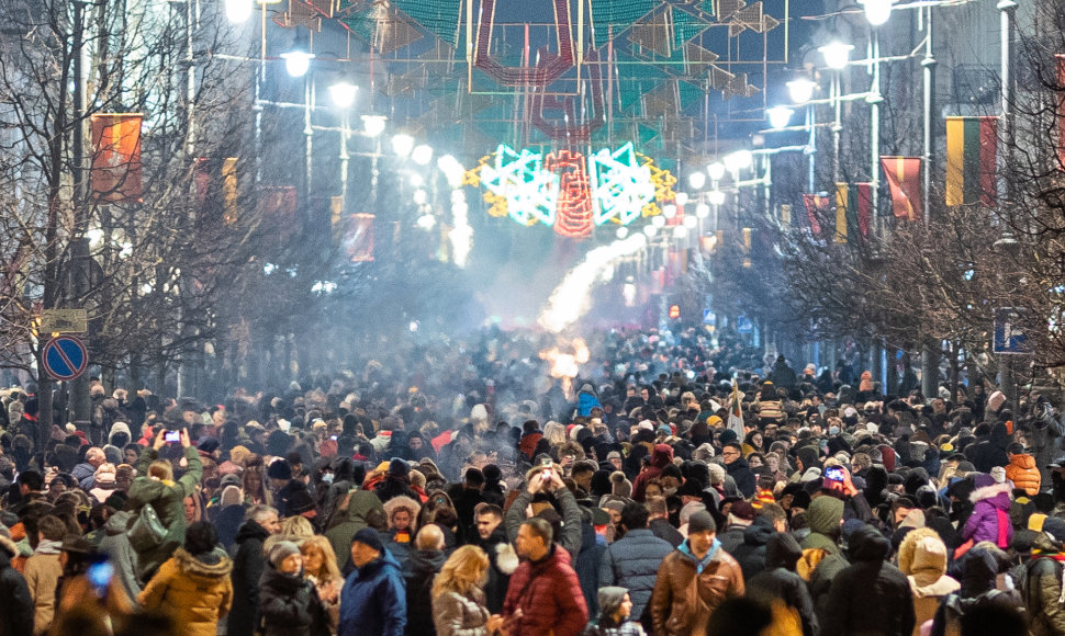 Gedimino prospekte suliepsnojo šešiolika simbolinių Vasario 16-osios laužų