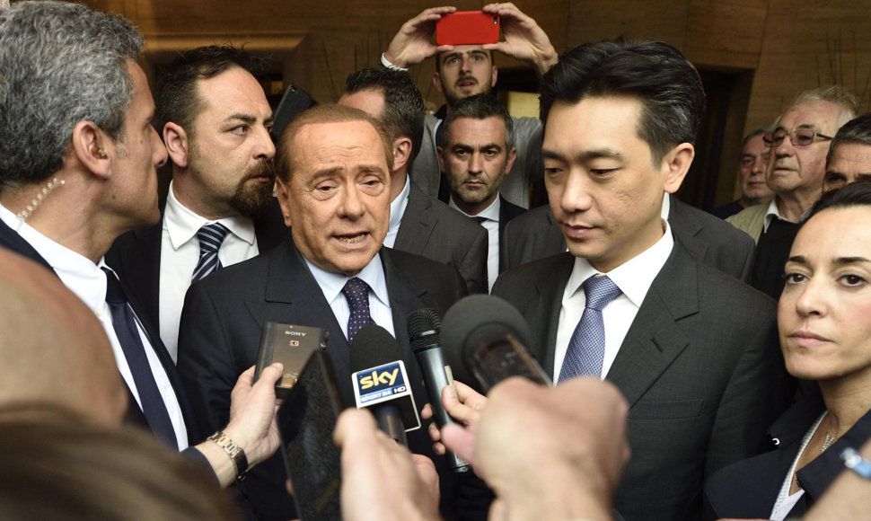 Bee Taechaubolas ir Silvio Berlusconi