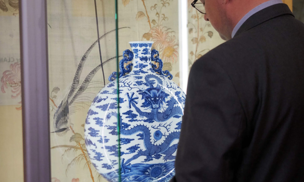 VIII amžiaus kinų porceliano butelis aukcione parduotas už 4,1 mln. eurų