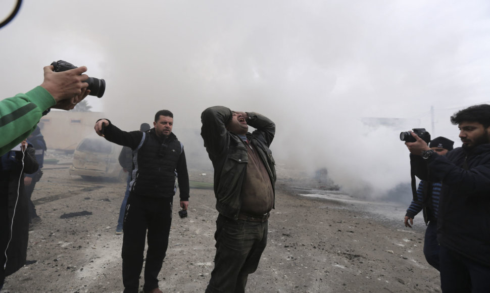 Vyras šaukia po Sirijos režimo oro smūgių Idlibe