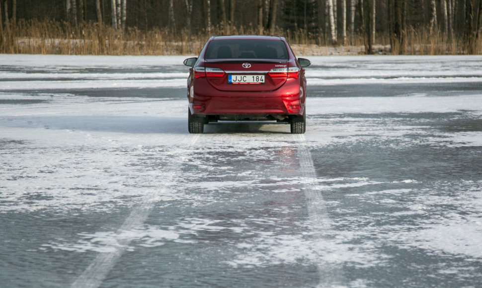 Automobilių bandymai ant slidžios dangos