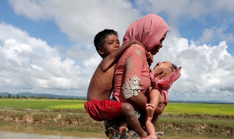 Persekiojami rohinjai iš savo šalies bėga į Bangladešą