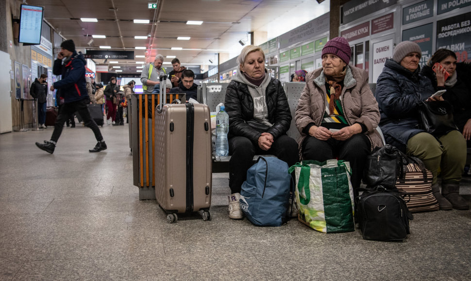 Varšuvos centrinėje stotyje pabėgėliai laukia transporto į kitus Lenkijos bei Europos mietus 