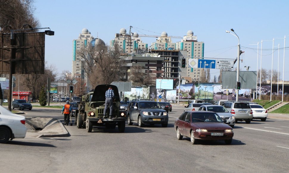 Sako, kad Almatoje yra daugiau prabangių automobilių nei Maskvoje, bet yra ir senų kledarų