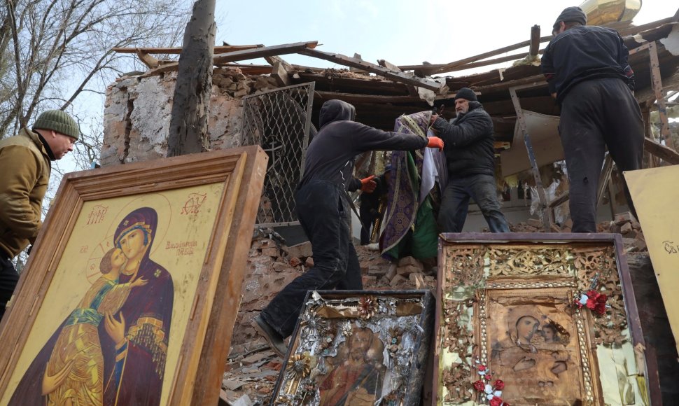 Ukrainiečiai gelbėja ikonas po rusų atakos Zaporižioje