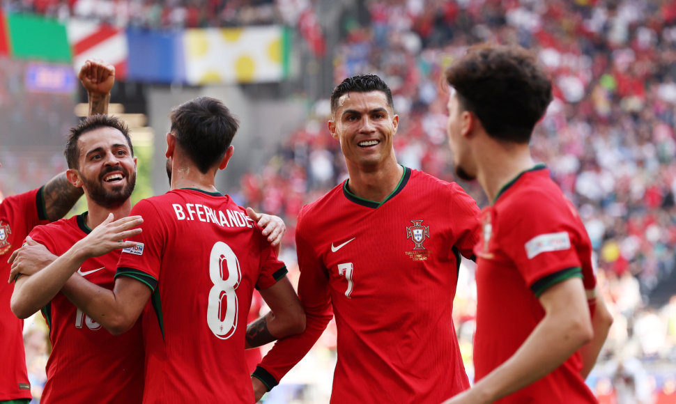Portugalai džiaugiasi įvarčiu
