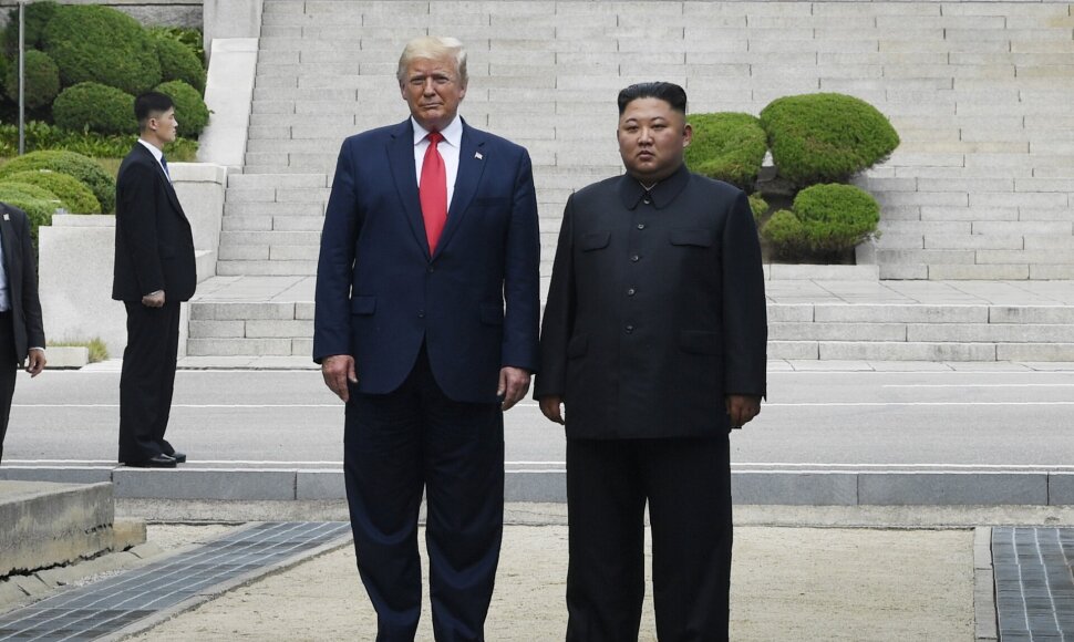 Ankstesnis Donaldo Trumpo susitikimas su Kim Jong Unu / / AP