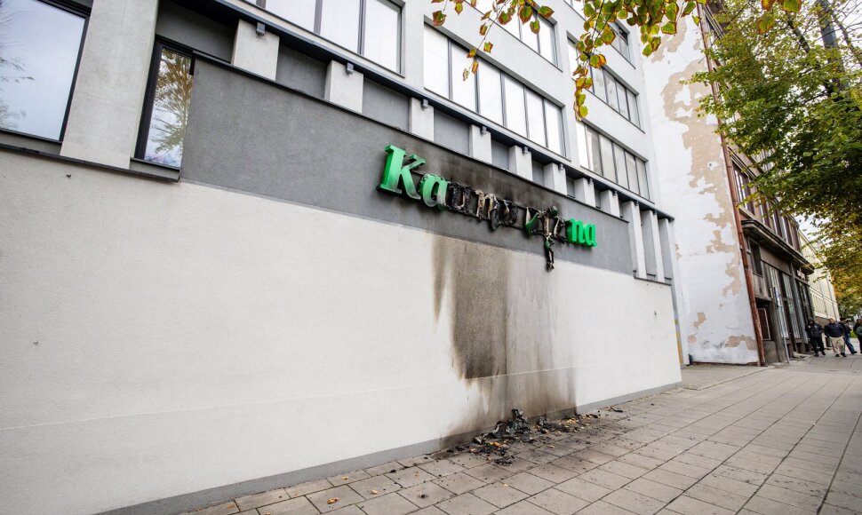 Padegta „Kauno dienos“ redakcijos iškaba