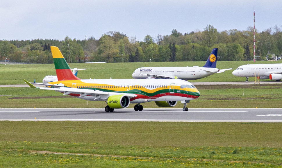 Vilniuje nusileido lietuviška trispalve nudažytas lėktuvas