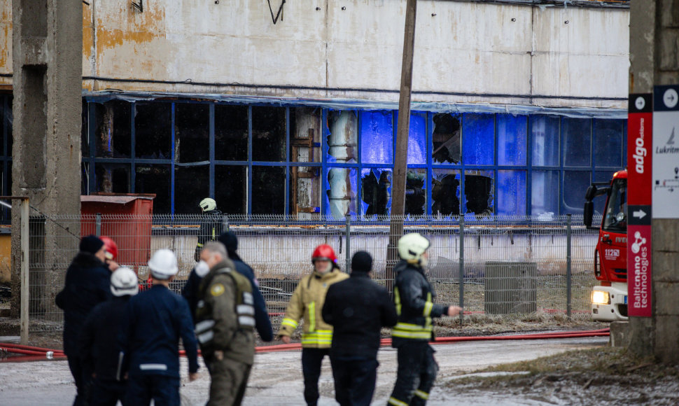 Kaune gamyklos teritorijoje po sprogimo dega keturių aukštų pastatas