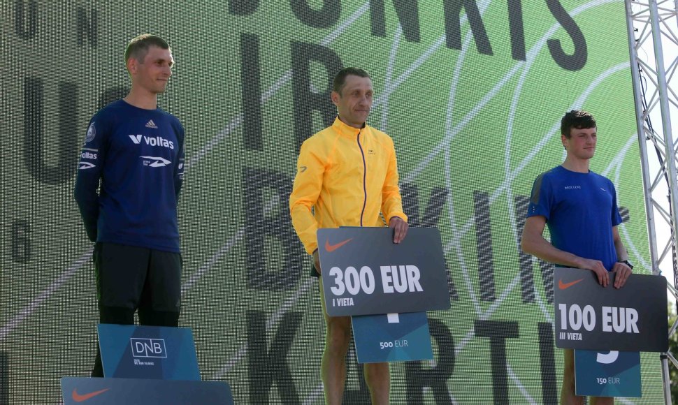 Vyrų 10 km prizininkai (iš kairės): Tomas Rezgys, nugalėtojas Darius Sadeckas ir Andrejus Jagorovas.