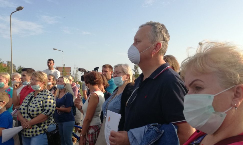 Nebegalėdami pakęst smarvės Klaipėdos Pietinės miesto dalies gyventojai susirinko į taikų protestą.