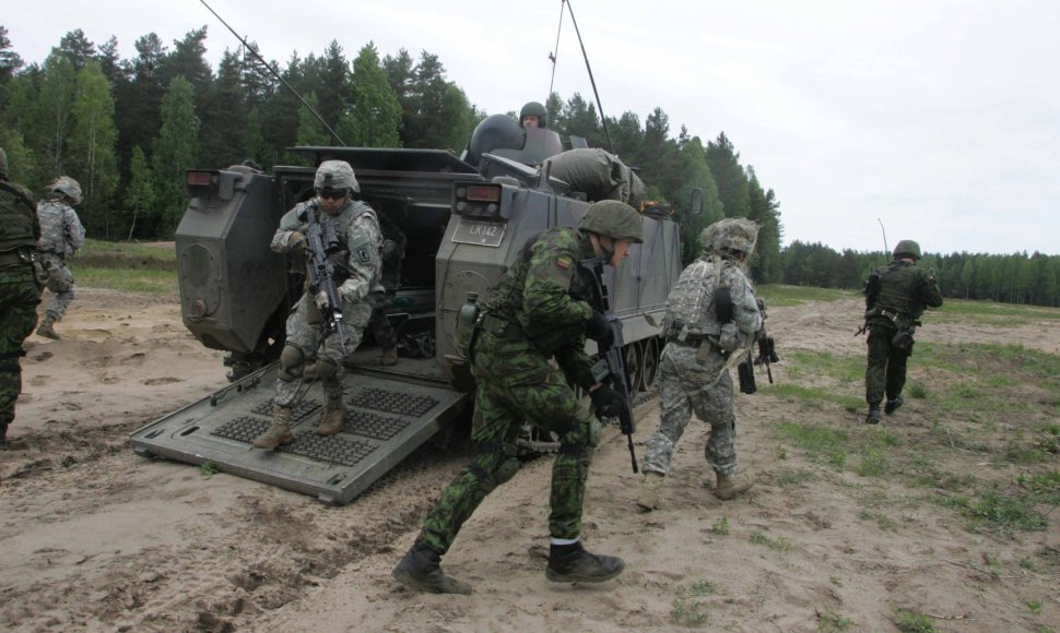 Lietuvos ir JAV kariai kartu treniruojasi taktinėse lauko pratybose „Juodoji strėle 2014“ Gaižiūnų poligone
