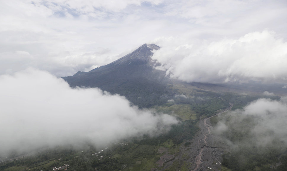 Indonezijoje vėl išsiveržė Semeru ugnikalnis