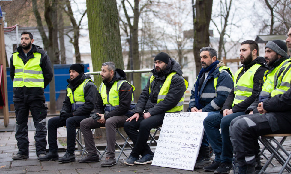 Darbuotojai iš Turkijos skelbia bado streiką