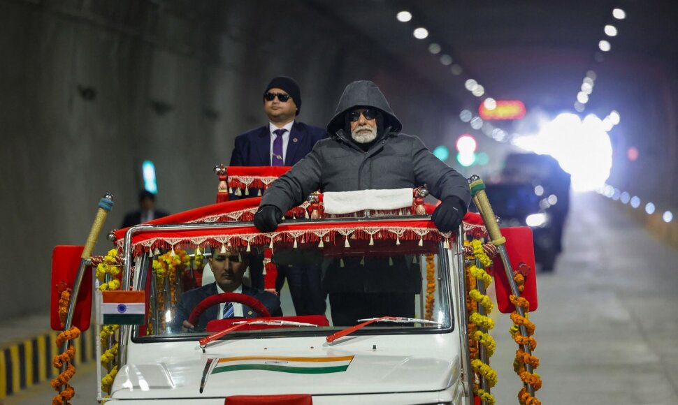 Indijos premjeras Narendra Modi važiuoja naujuoju tuneliu / - / AFP