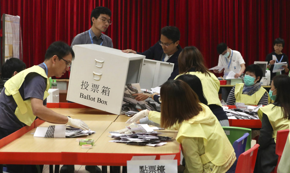 Honkonge skaičiuojami rinkėjų balsai.