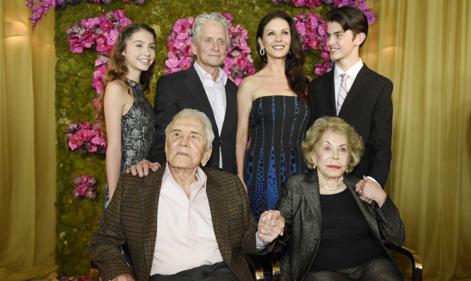 Kirkas Douglasas su žmona Anne ir sūnaus Michaelo šeima – jo žmona  Catherine Zeta-Jones bei vaikais Dylanu ir Carys