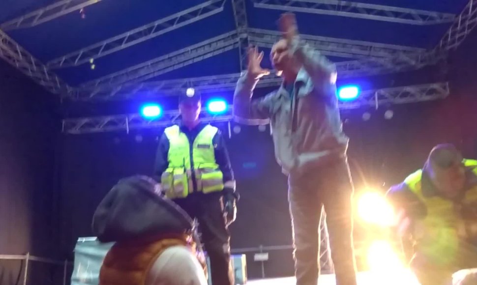 zadetu-grupiu-festivalyje-nesulaukusi-minia-inirso-ant-scenos-lipo-policija