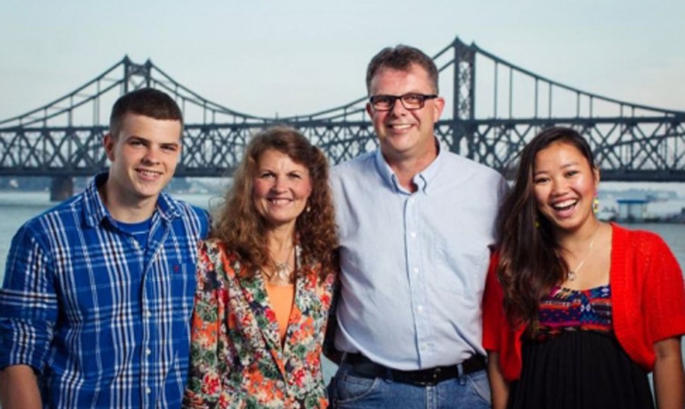 Kevinas Garrattas (trečias iš kairės) su šeima
