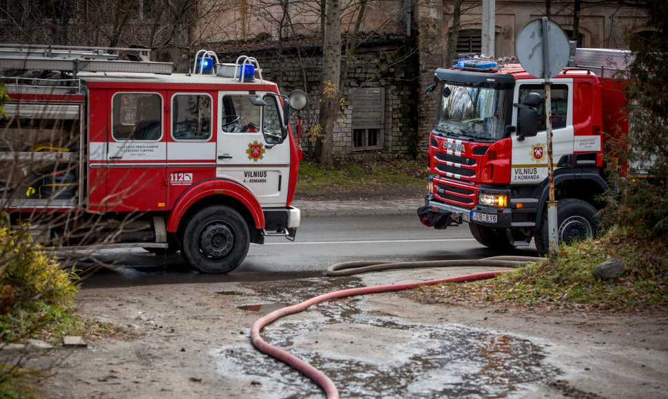 Gaisrininkai gesina Naujojoje Vilnioje degantį vandens bokštą