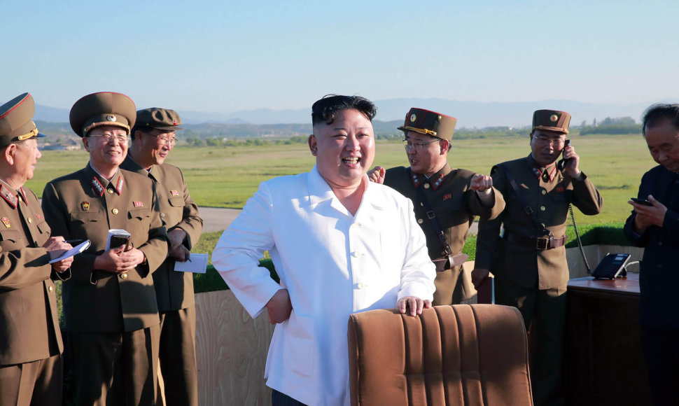 Kim Jong Unas stebėjo zenitinės gynybos sistemos bandymą